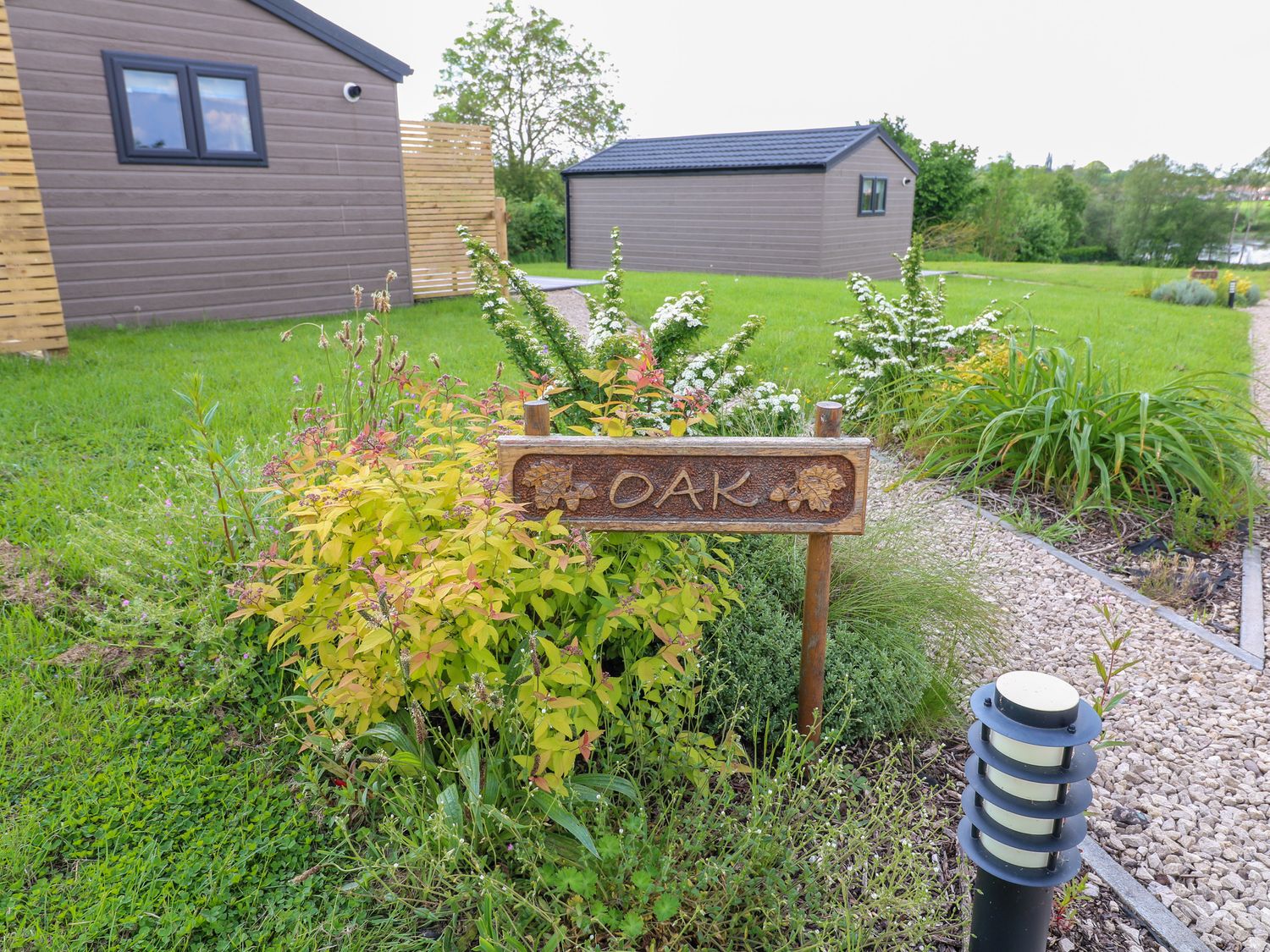 Oak, is near Donisthorpe, Leicestershire. One-bedroom lodge with lakeside views. Hot tub. Romantic. 