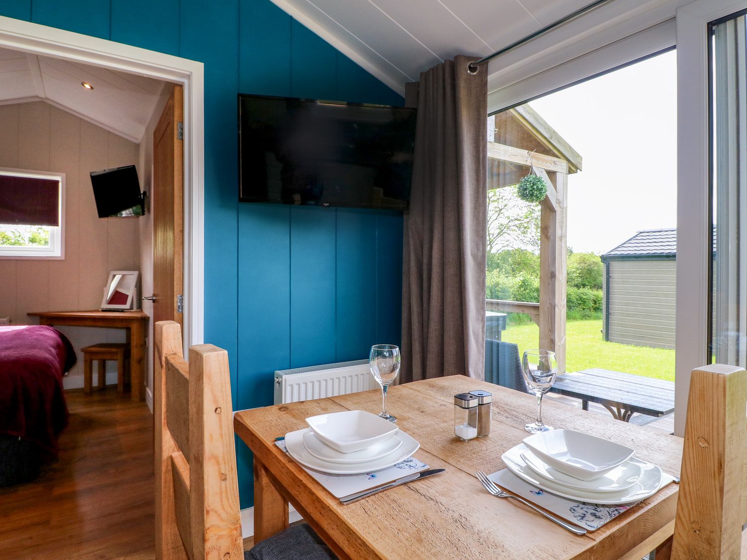 Oak, is near Donisthorpe, Leicestershire. One-bedroom lodge with lakeside views. Hot tub. Romantic. 