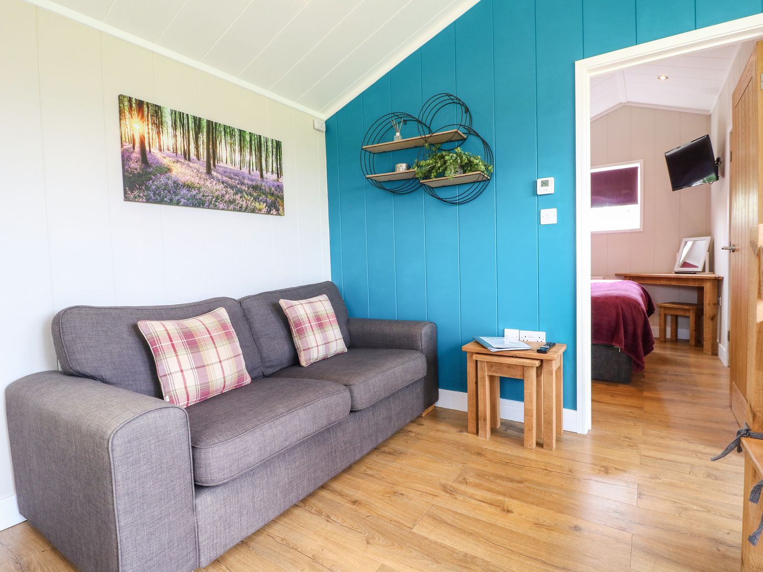 Oak, is near Donisthorpe, Leicestershire. One-bedroom lodge with lakeside views. Hot tub. Romantic. 