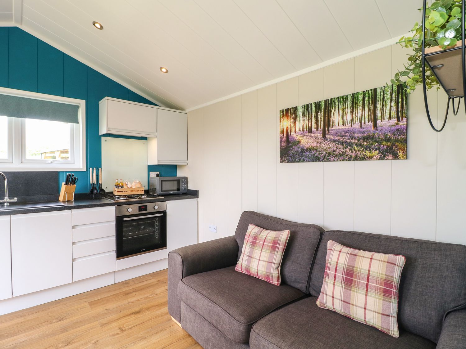 Oak, is near Donisthorpe, Leicestershire. One-bedroom lodge with lakeside views. Hot tub. Romantic. 