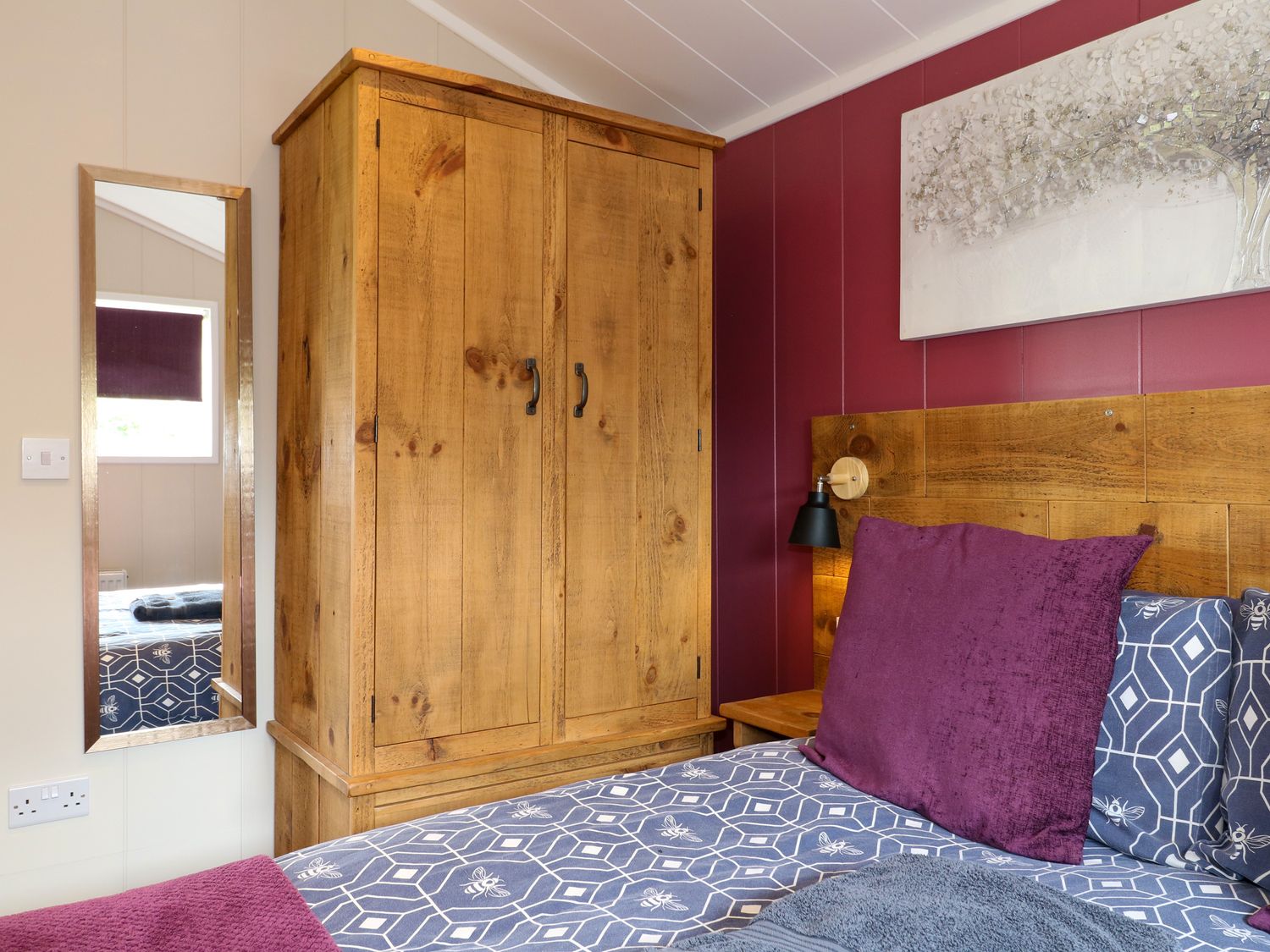 Oak, is near Donisthorpe, Leicestershire. One-bedroom lodge with lakeside views. Hot tub. Romantic. 