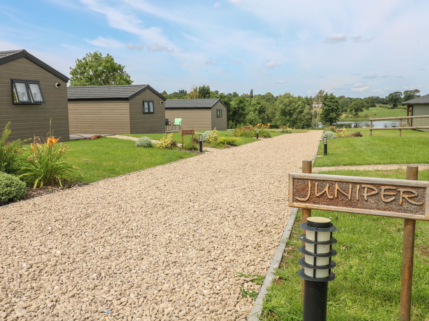 Juniper, Donisthorpe, Leicestershire. One-bed lodge with lakeside views. Ideal for couples. Hot tub.