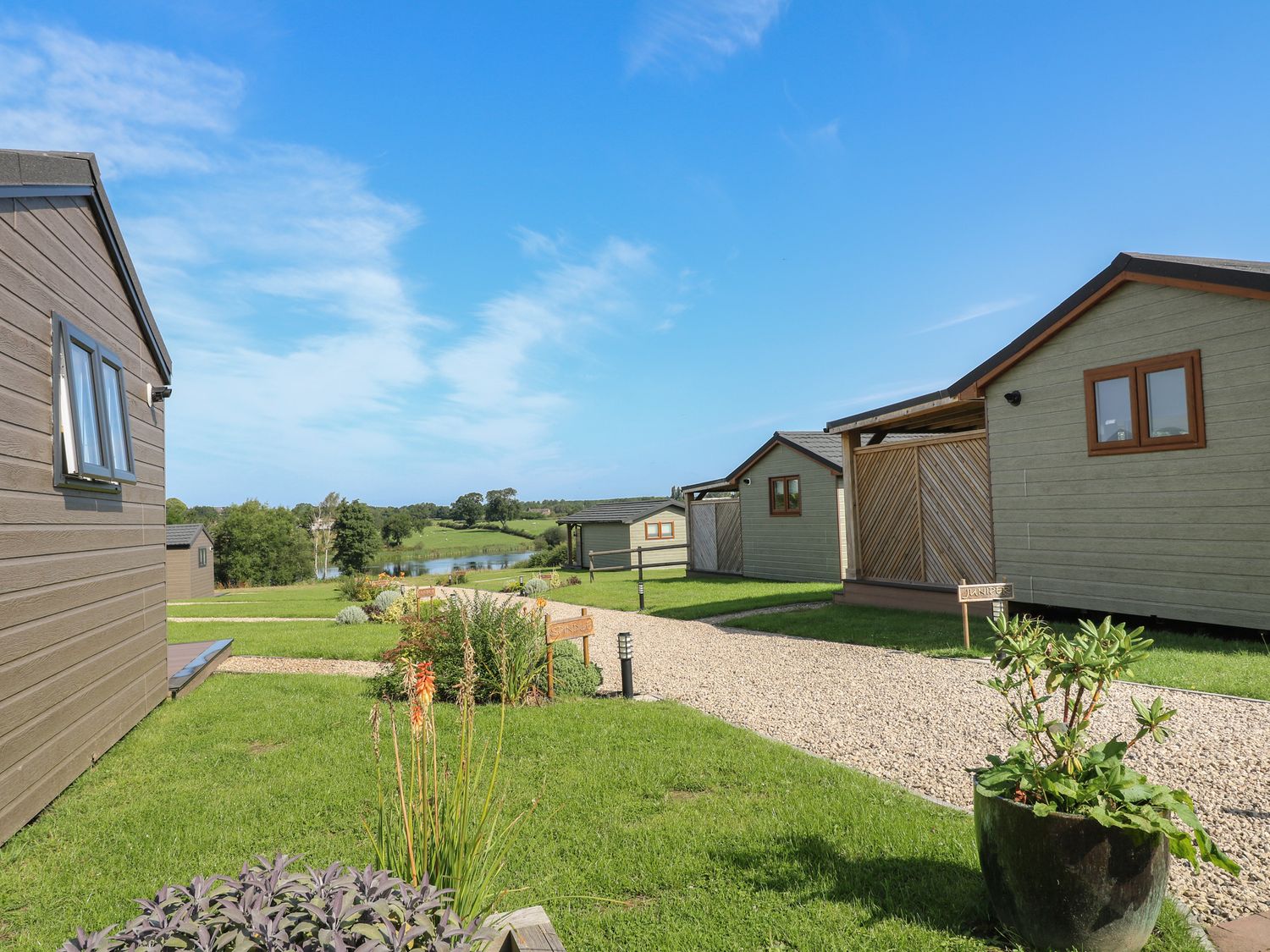 Juniper, Donisthorpe, Leicestershire. One-bed lodge with lakeside views. Ideal for couples. Hot tub.