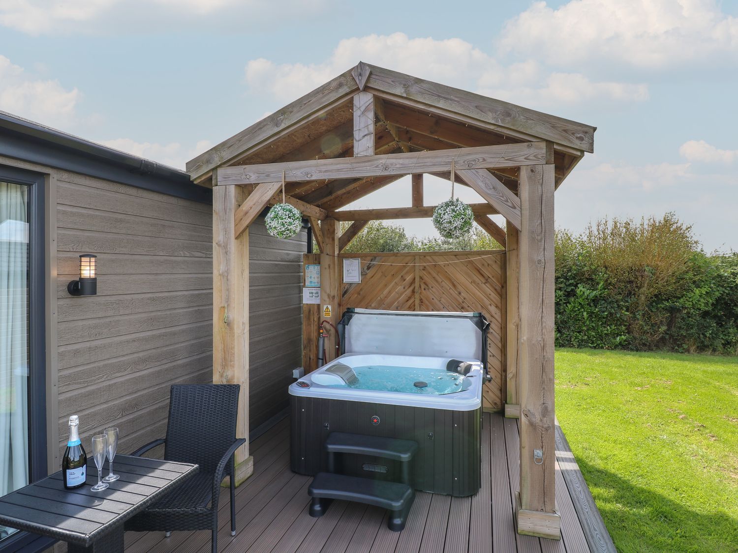 Spindle near Donisthorpe, Leicestershire. Open-plan. Ideal for two. Veranda with hot tub & furniture