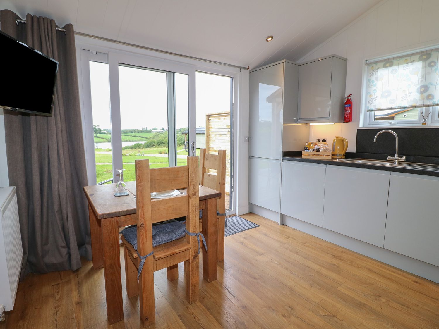 Maple near Donisthorpe, Leicestershire. Open-plan. Ideal for two. Veranda with hot tub and furniture