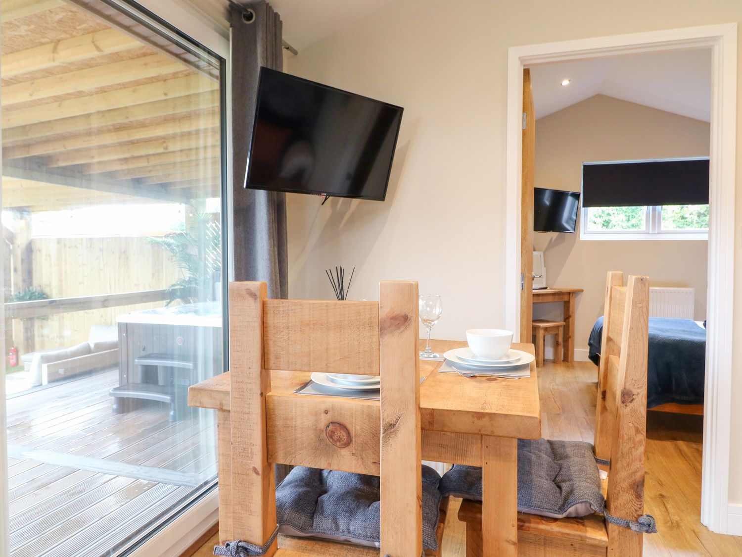 Birch, Donisthorpe, Leicestershire. Adult-only, one-bedroom lodge with hot tub and stylish interior.
