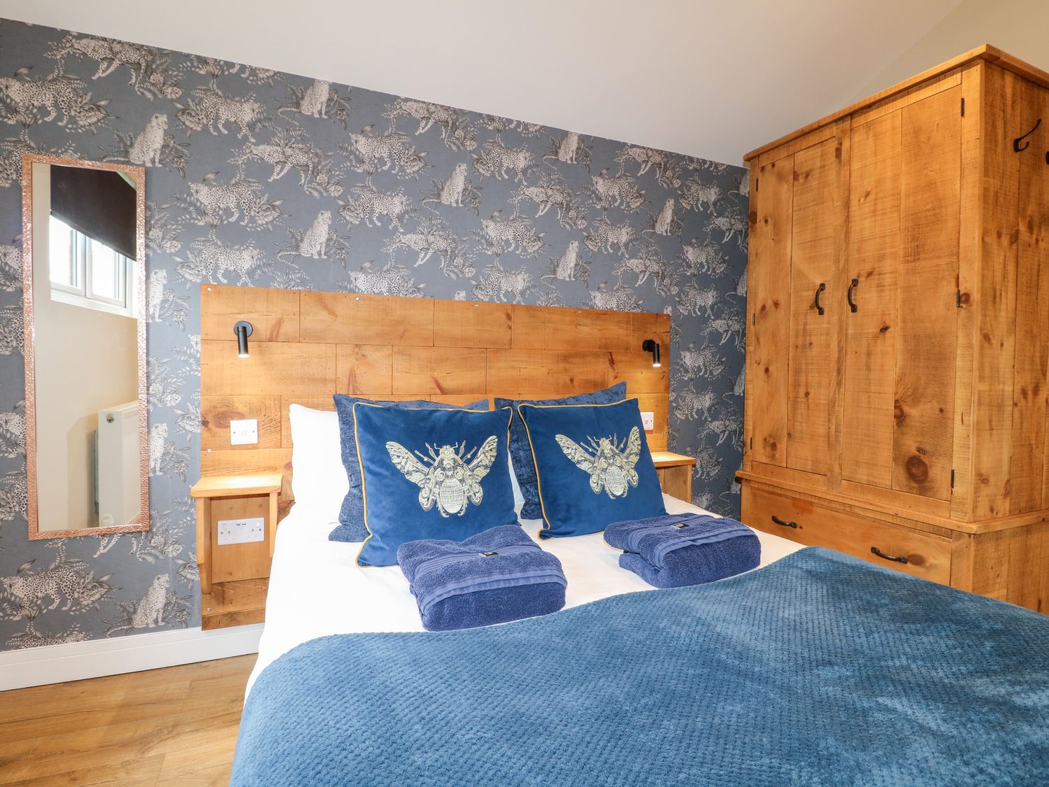 Birch, Donisthorpe, Leicestershire. Adult-only, one-bedroom lodge with hot tub and stylish interior.