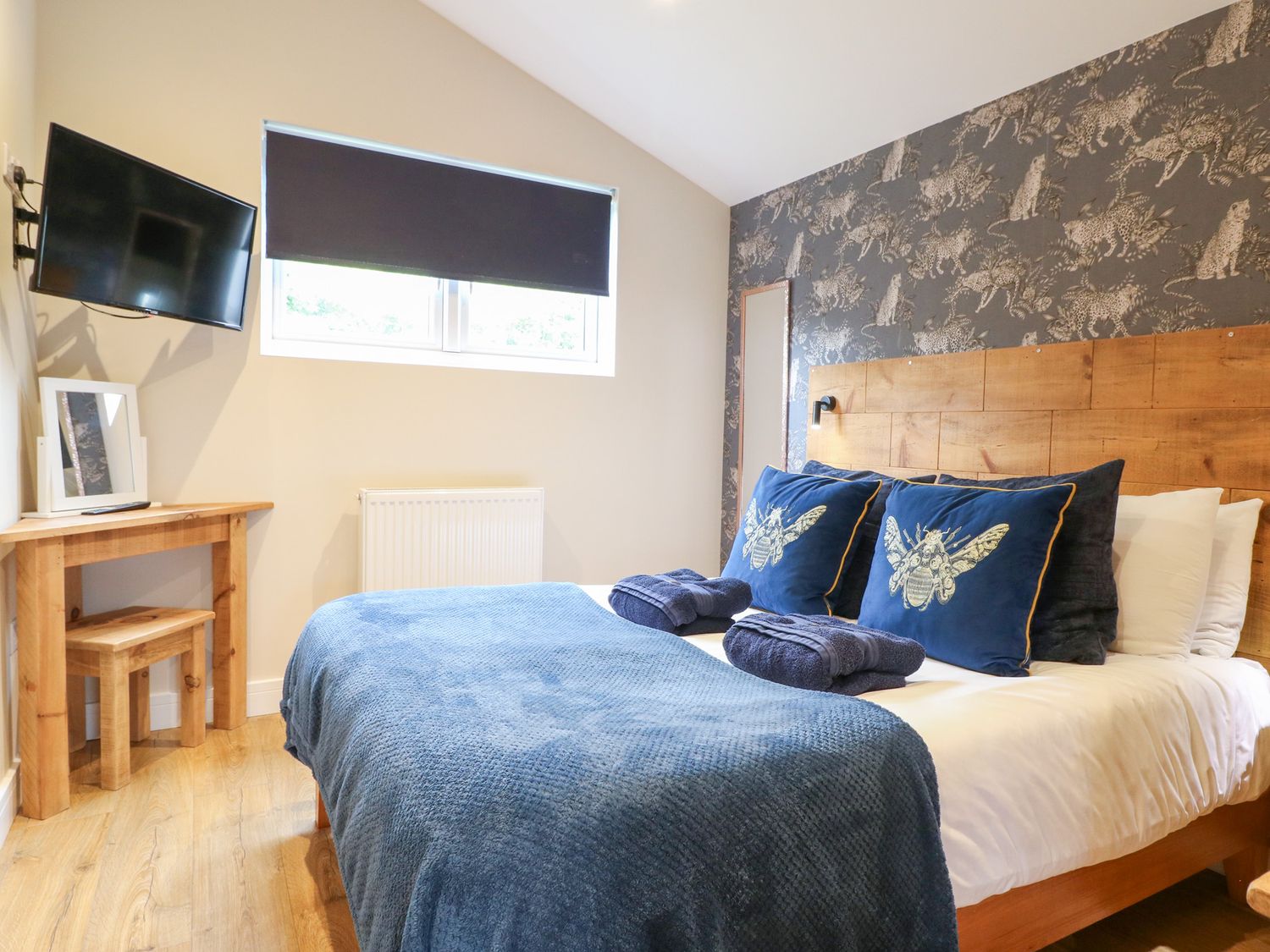 Birch, Donisthorpe, Leicestershire. Adult-only, one-bedroom lodge with hot tub and stylish interior.