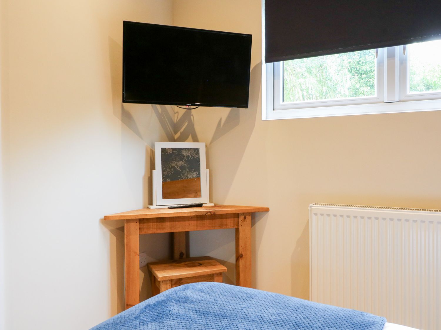 Birch, Donisthorpe, Leicestershire. Adult-only, one-bedroom lodge with hot tub and stylish interior.