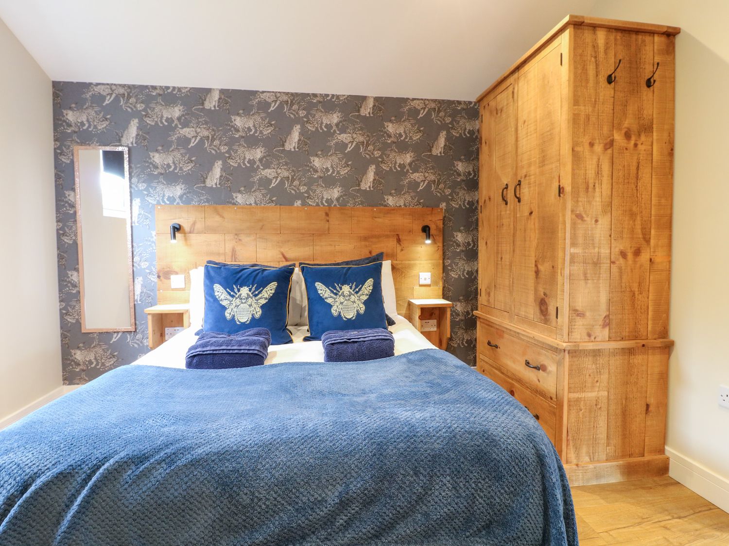 Birch, Donisthorpe, Leicestershire. Adult-only, one-bedroom lodge with hot tub and stylish interior.