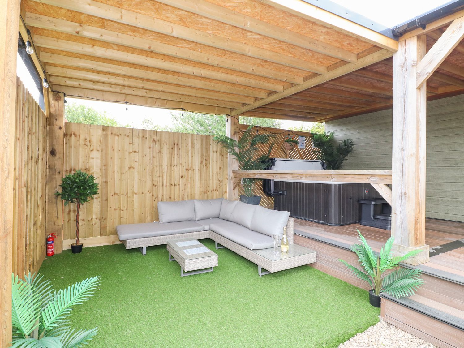 Birch, Donisthorpe, Leicestershire. Adult-only, one-bedroom lodge with hot tub and stylish interior.