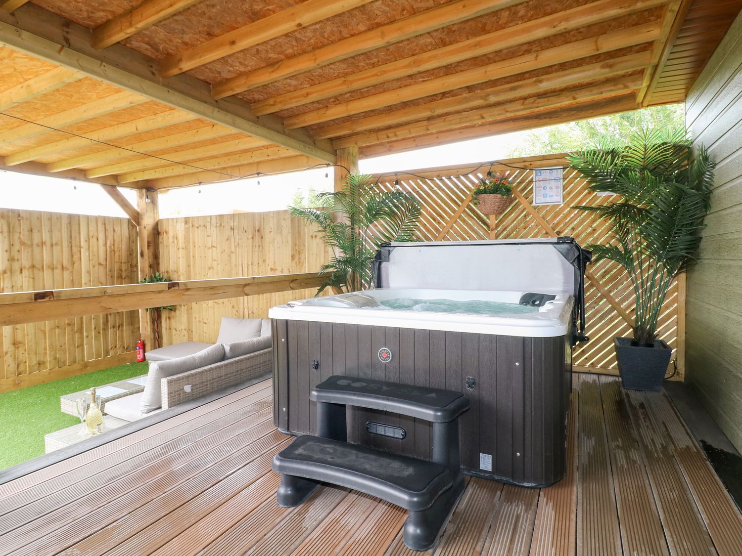 Birch, Donisthorpe, Leicestershire. Adult-only, one-bedroom lodge with hot tub and stylish interior.