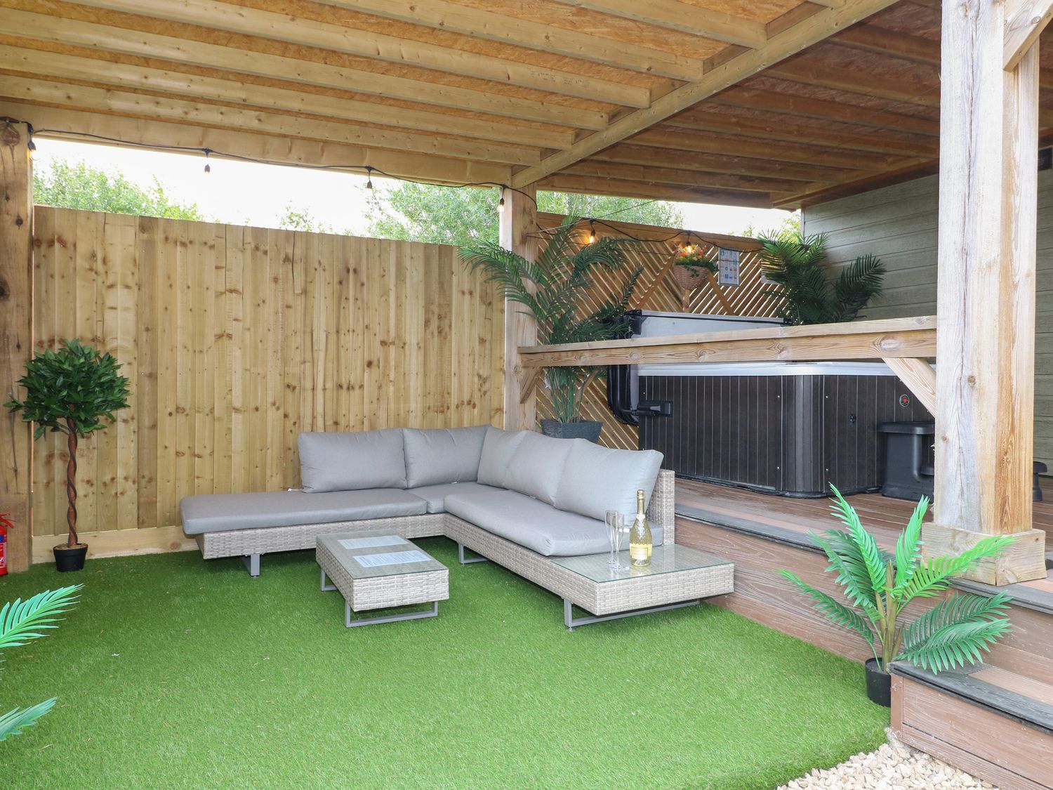 Birch, Donisthorpe, Leicestershire. Adult-only, one-bedroom lodge with hot tub and stylish interior.