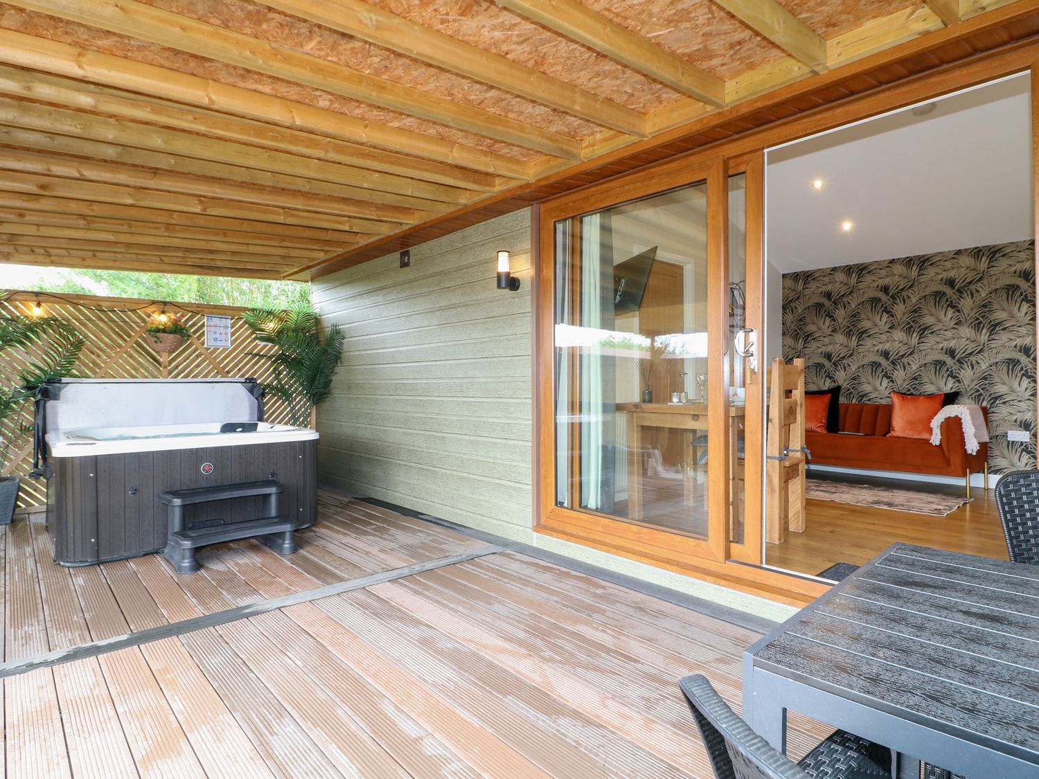 Birch, Donisthorpe, Leicestershire. Adult-only, one-bedroom lodge with hot tub and stylish interior.