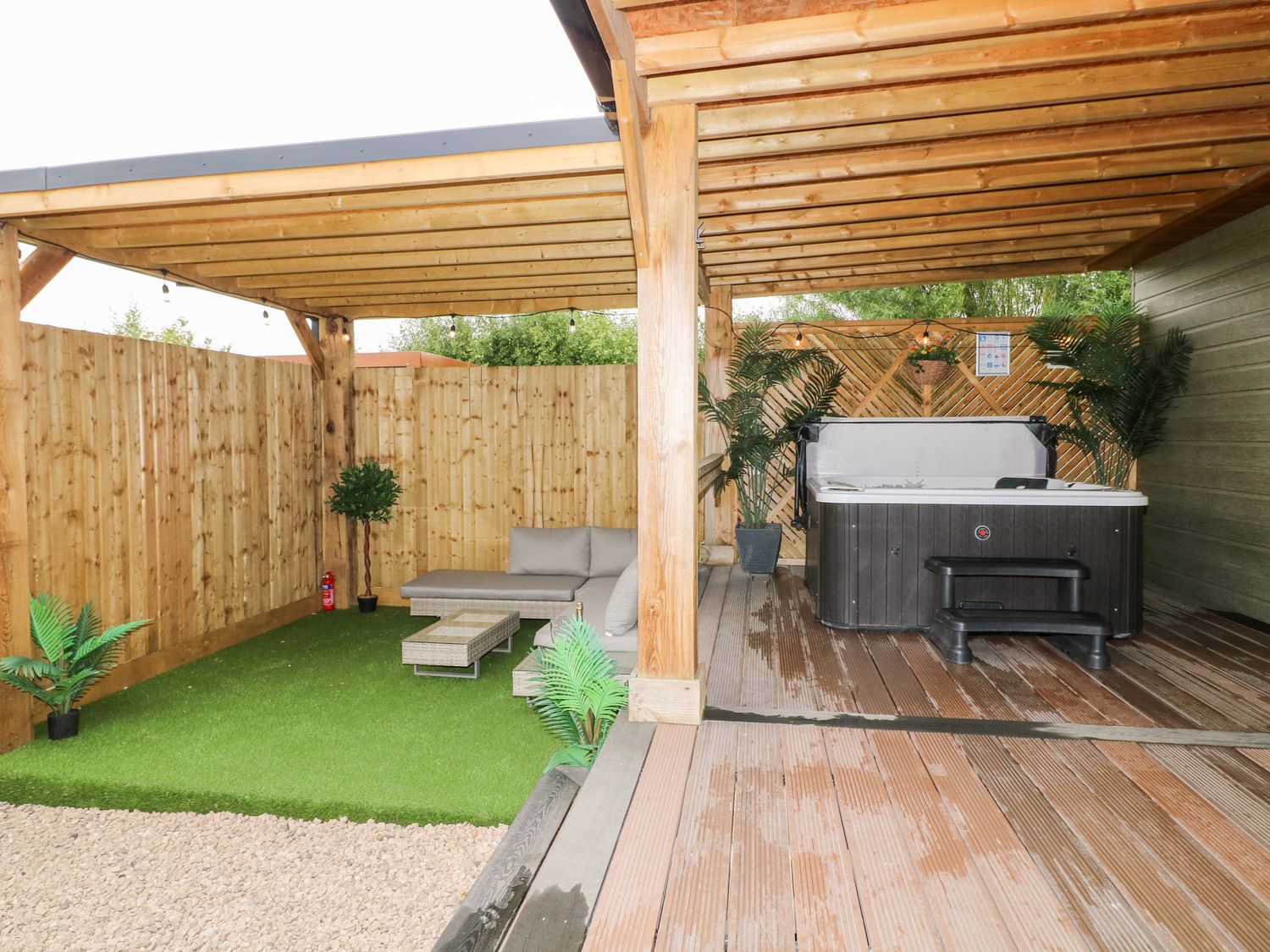 Birch, Donisthorpe, Leicestershire. Adult-only, one-bedroom lodge with hot tub and stylish interior.