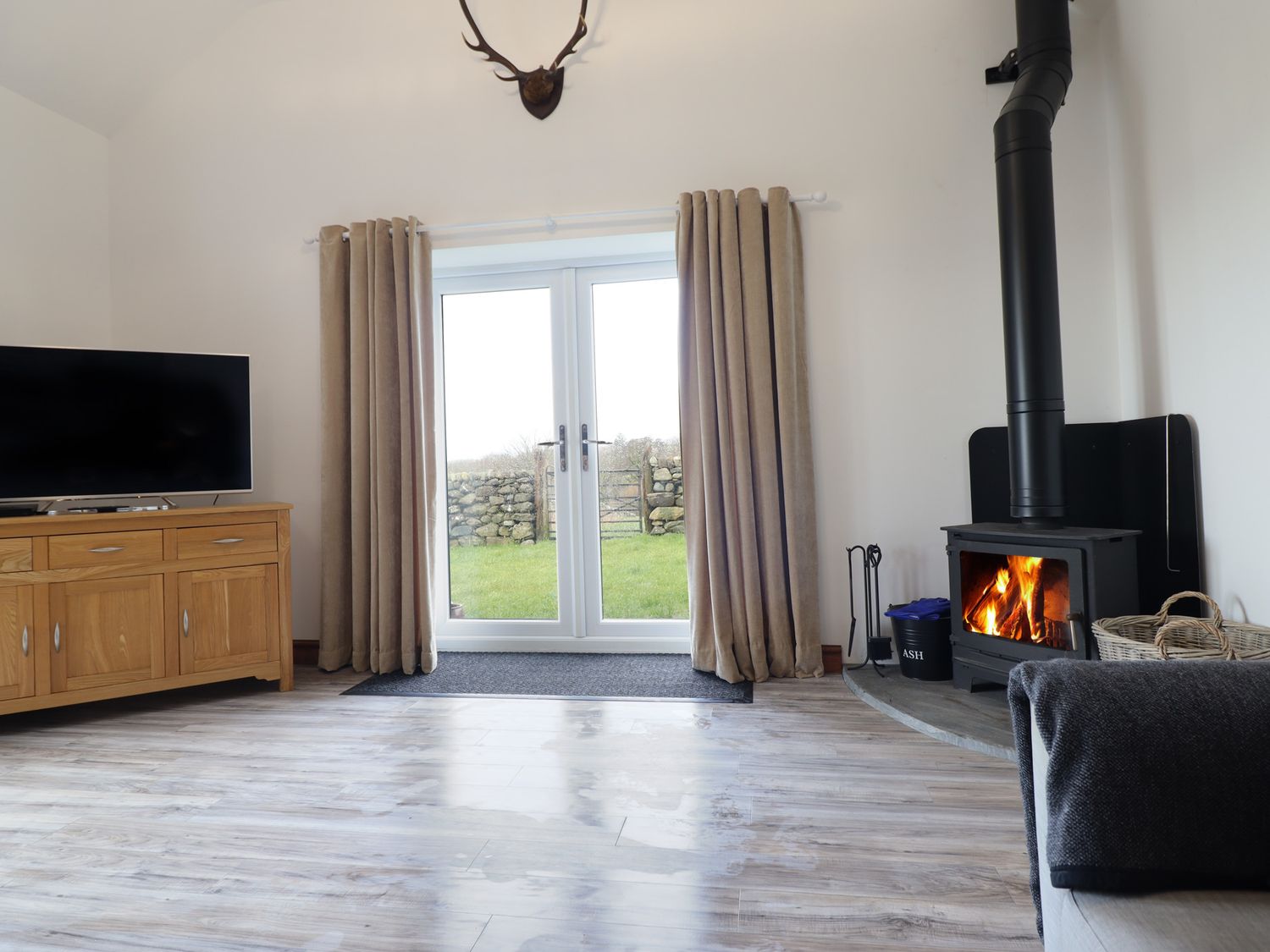 Gaerau Bach in Llanbedr. Hot tub. Woodburning stove. Freestanding bath. Pet-friendly. Open plan