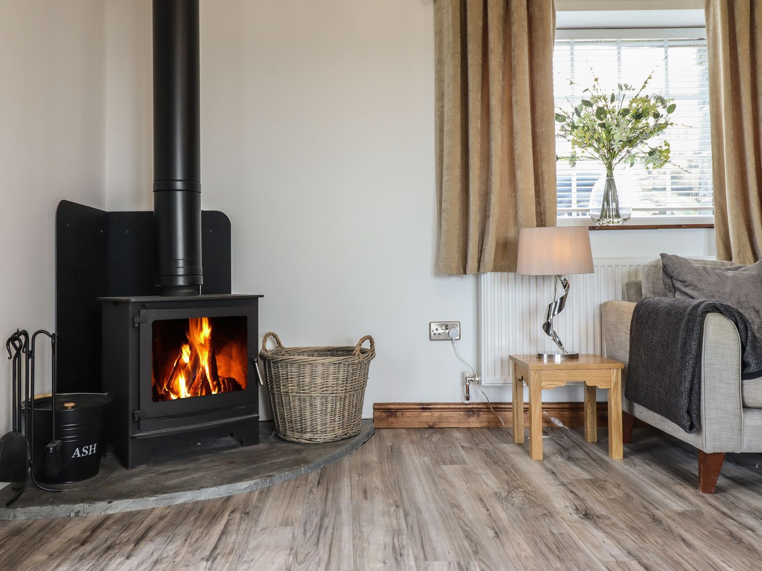 Gaerau Bach in Llanbedr. Hot tub. Woodburning stove. Freestanding bath. Pet-friendly. Open plan
