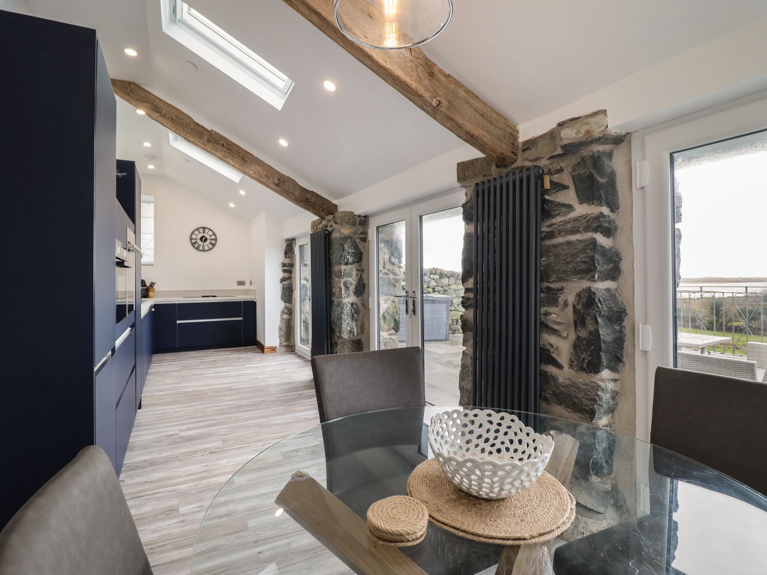 Gaerau Bach in Llanbedr. Hot tub. Woodburning stove. Freestanding bath. Pet-friendly. Open plan