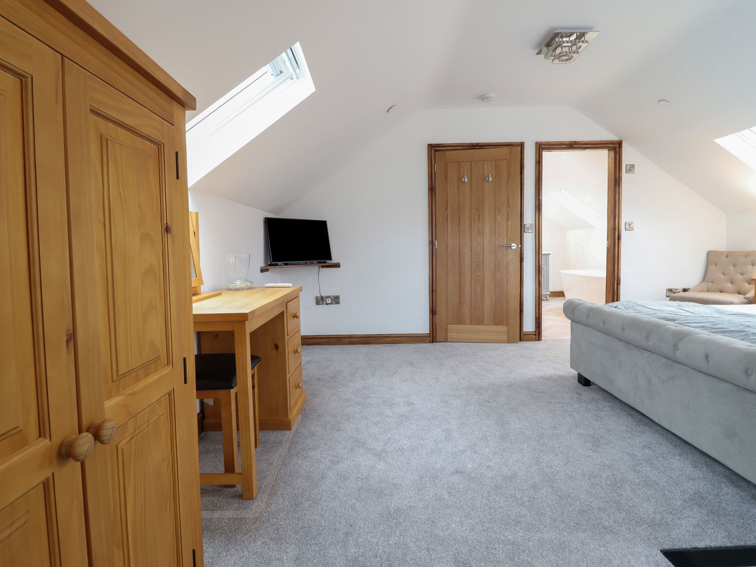 Gaerau Bach in Llanbedr. Hot tub. Woodburning stove. Freestanding bath. Pet-friendly. Open plan