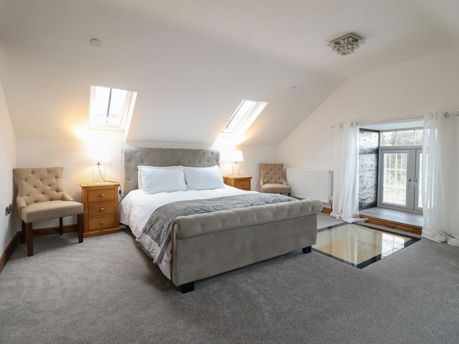 Gaerau Bach in Llanbedr. Hot tub. Woodburning stove. Freestanding bath. Pet-friendly. Open plan