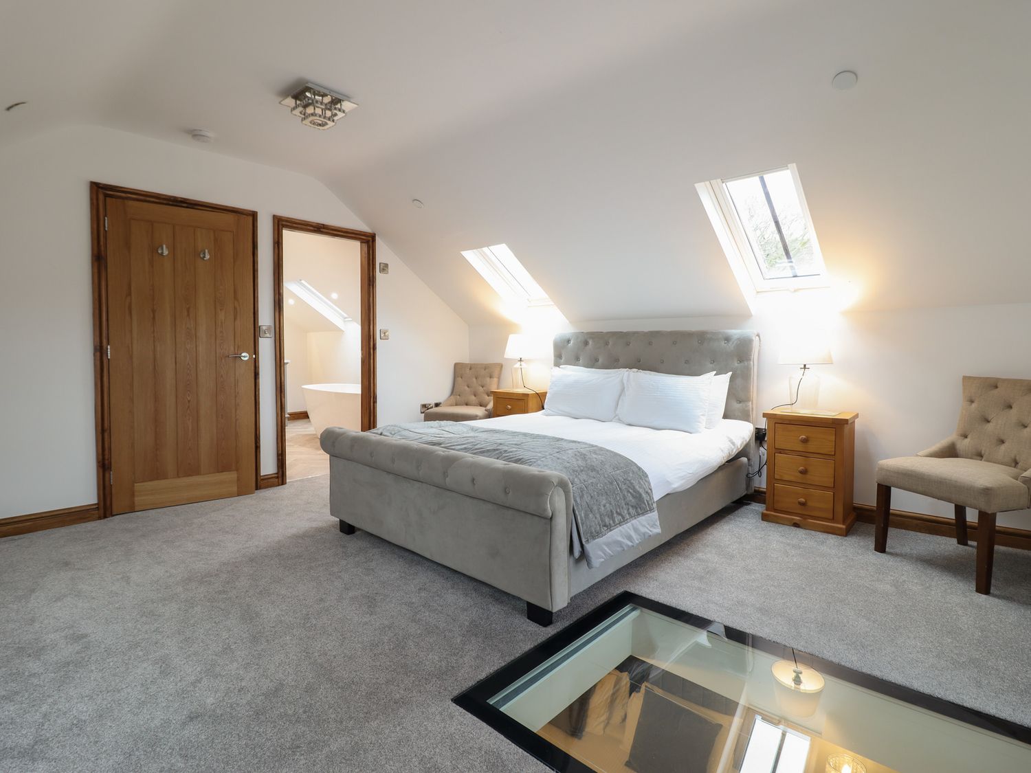 Gaerau Bach in Llanbedr. Hot tub. Woodburning stove. Freestanding bath. Pet-friendly. Open plan