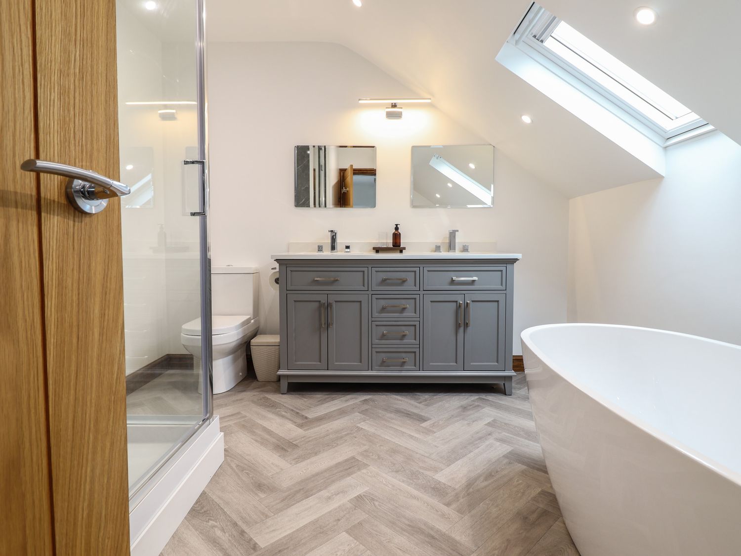 Gaerau Bach in Llanbedr. Hot tub. Woodburning stove. Freestanding bath. Pet-friendly. Open plan