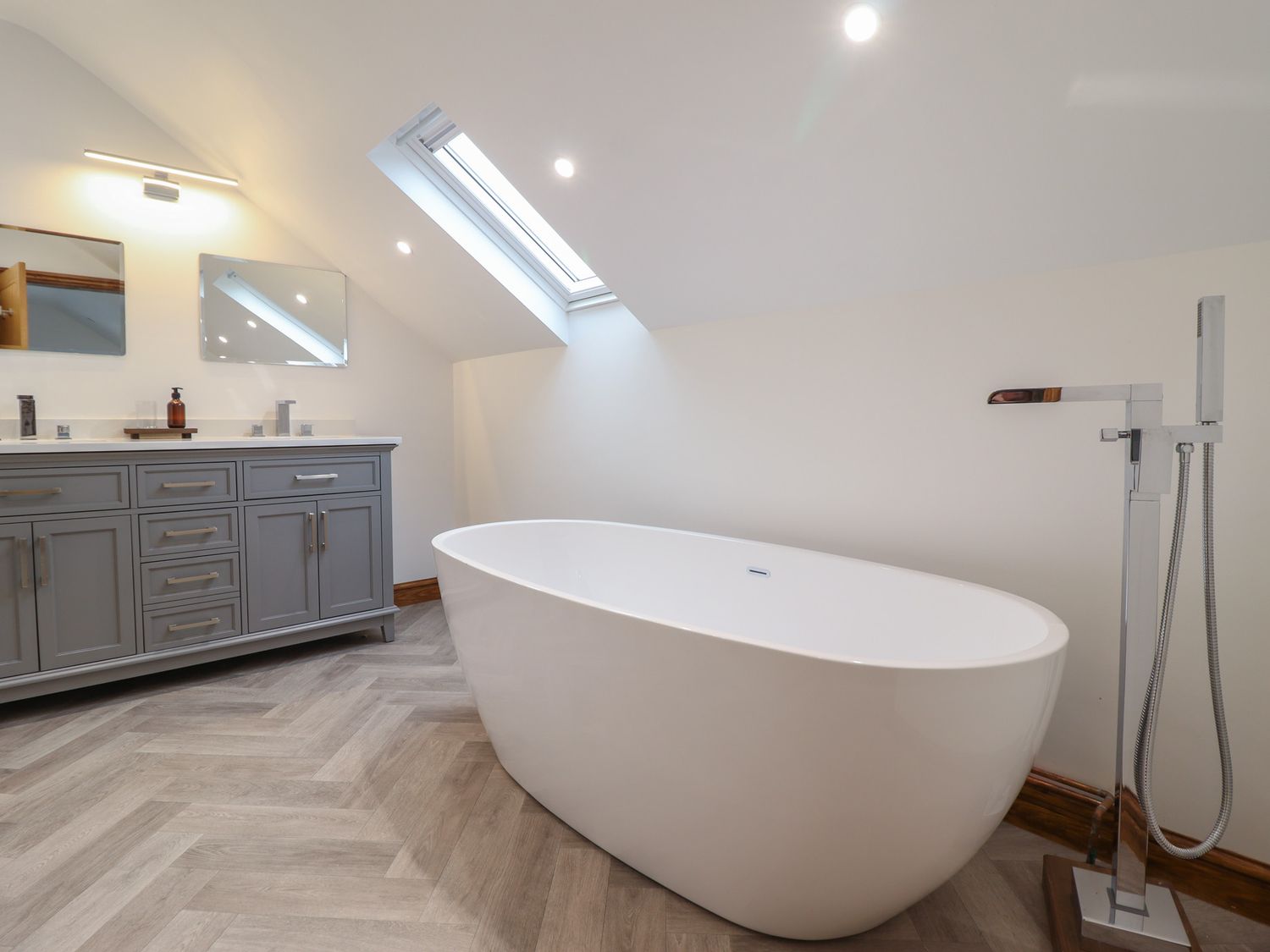 Gaerau Bach in Llanbedr. Hot tub. Woodburning stove. Freestanding bath. Pet-friendly. Open plan