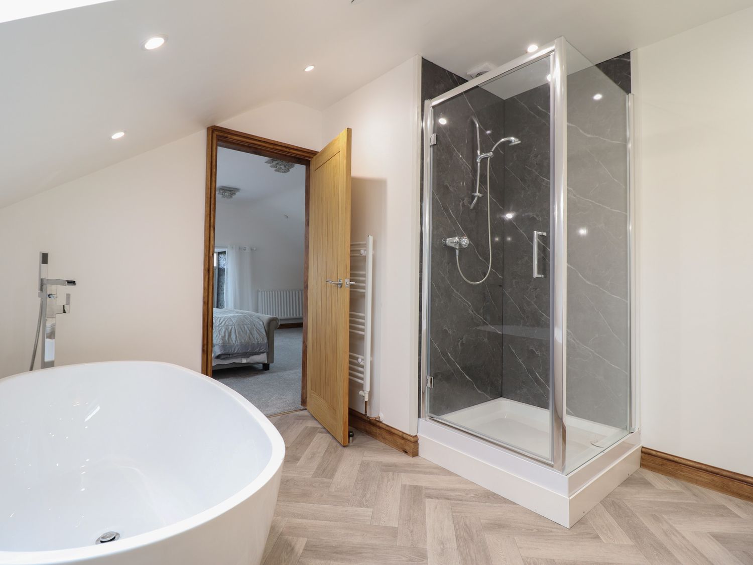 Gaerau Bach in Llanbedr. Hot tub. Woodburning stove. Freestanding bath. Pet-friendly. Open plan