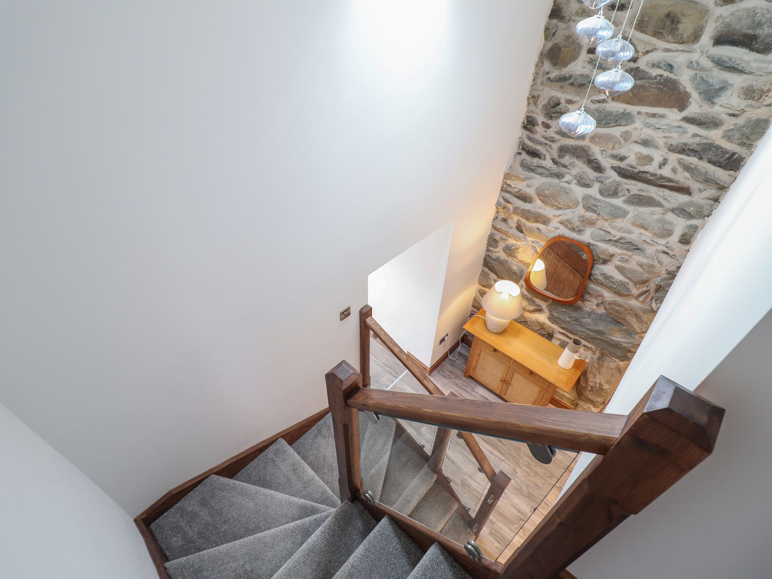 Gaerau Bach in Llanbedr. Hot tub. Woodburning stove. Freestanding bath. Pet-friendly. Open plan