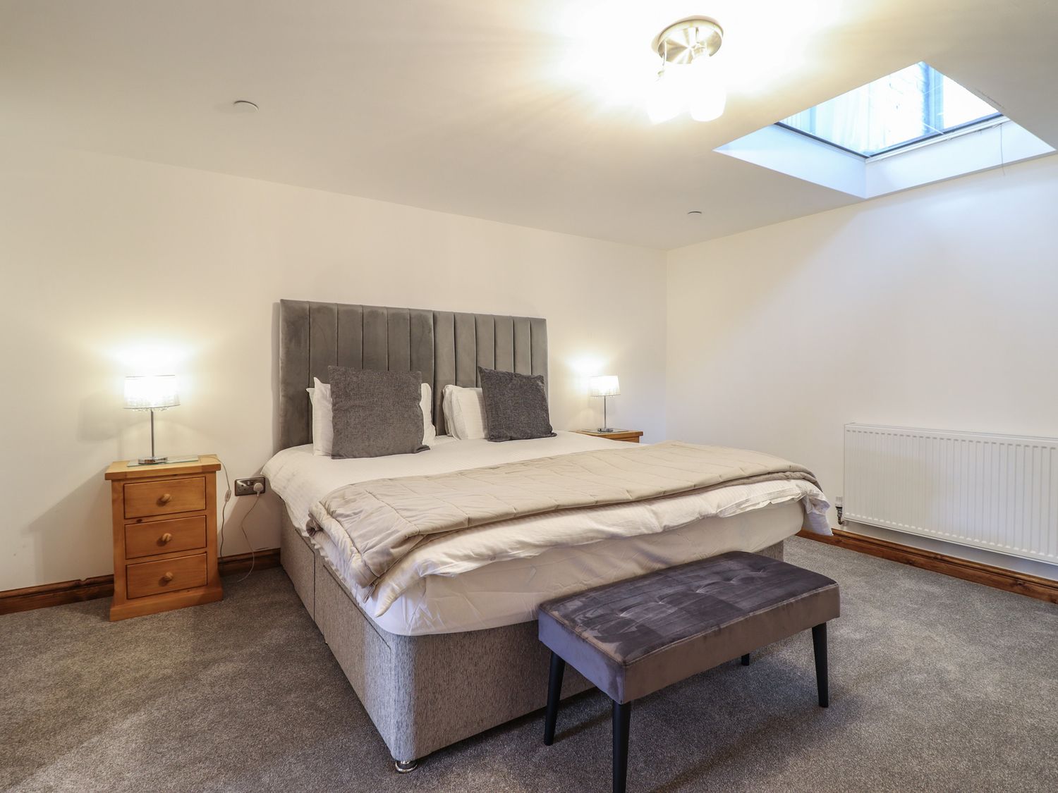 Gaerau Bach in Llanbedr. Hot tub. Woodburning stove. Freestanding bath. Pet-friendly. Open plan