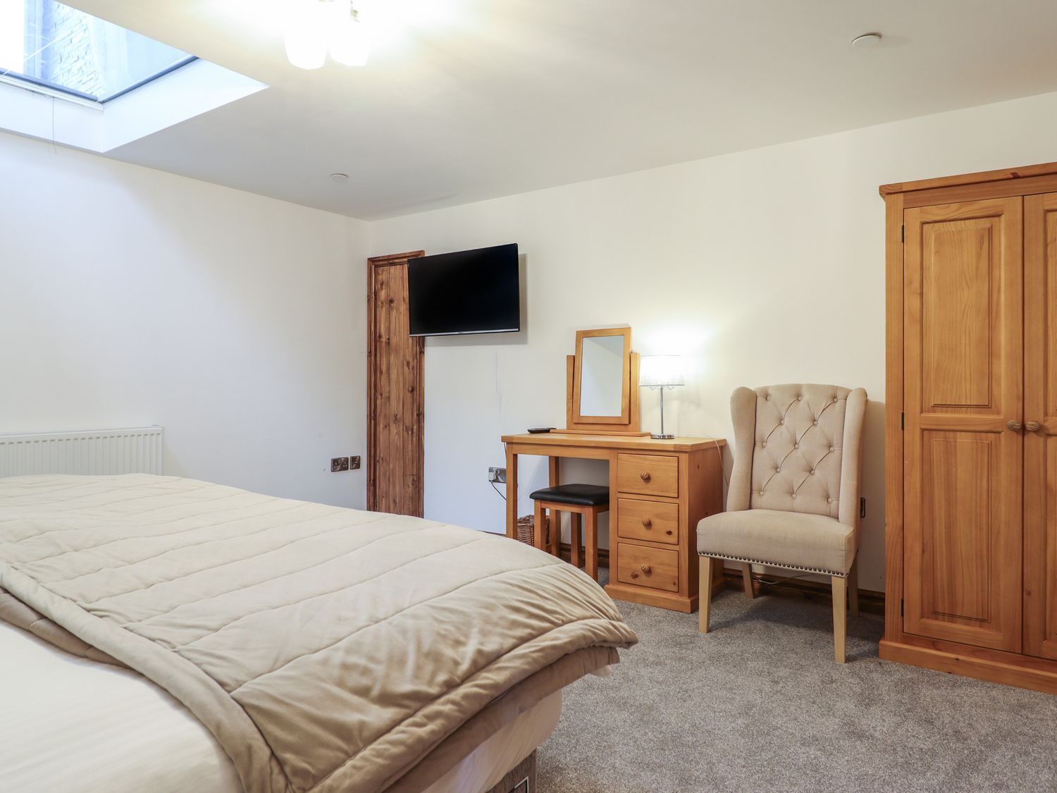Gaerau Bach in Llanbedr. Hot tub. Woodburning stove. Freestanding bath. Pet-friendly. Open plan