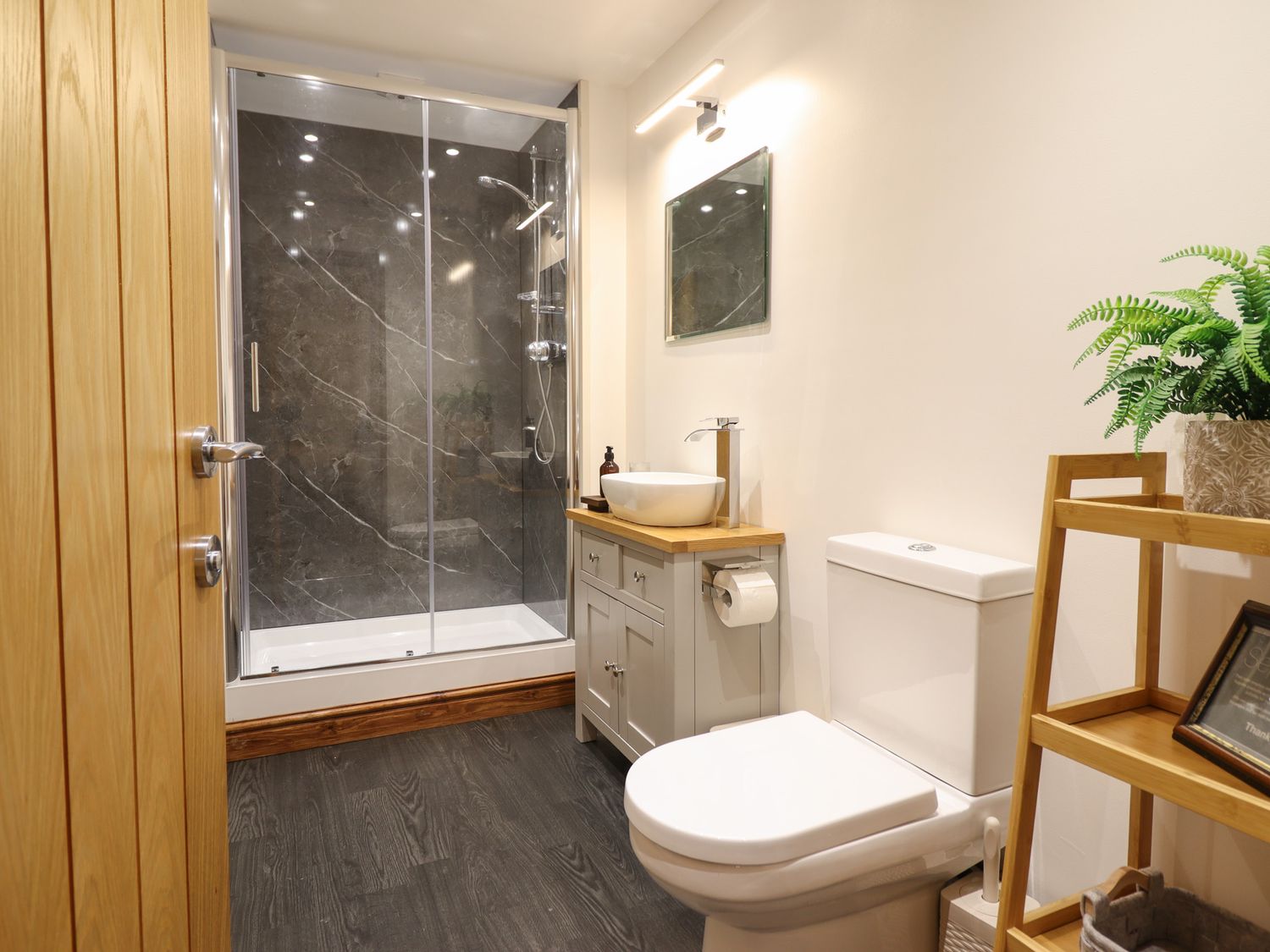 Gaerau Bach in Llanbedr. Hot tub. Woodburning stove. Freestanding bath. Pet-friendly. Open plan