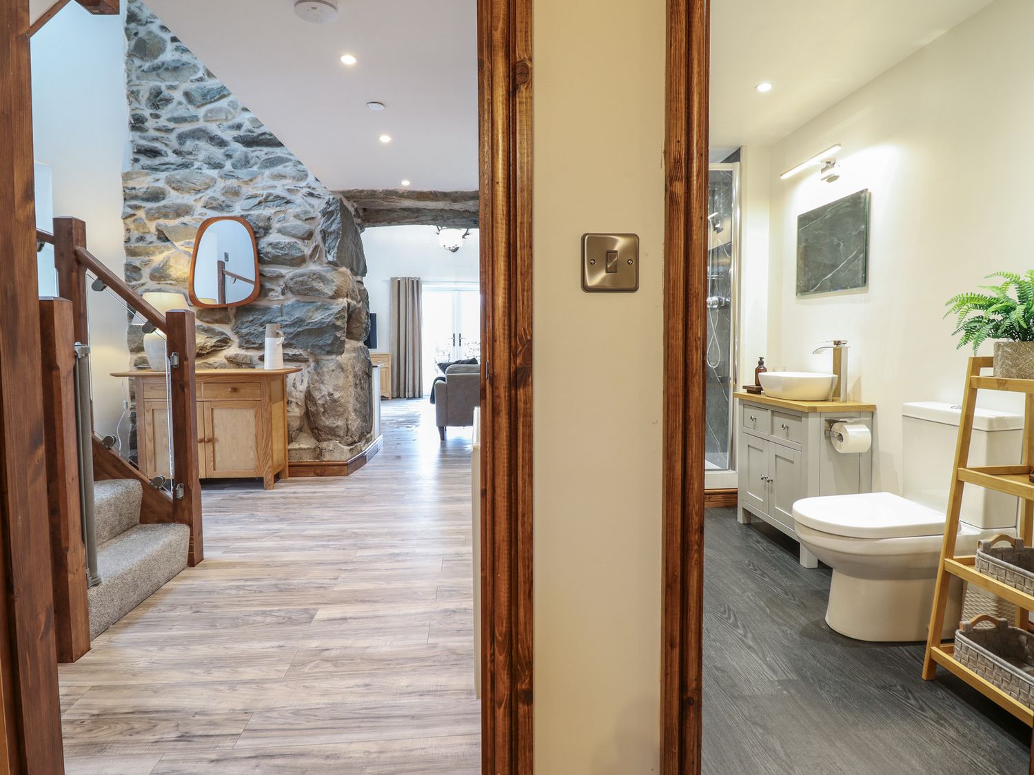 Gaerau Bach in Llanbedr. Hot tub. Woodburning stove. Freestanding bath. Pet-friendly. Open plan