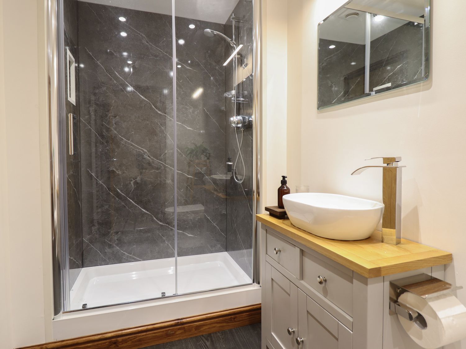 Gaerau Bach in Llanbedr. Hot tub. Woodburning stove. Freestanding bath. Pet-friendly. Open plan