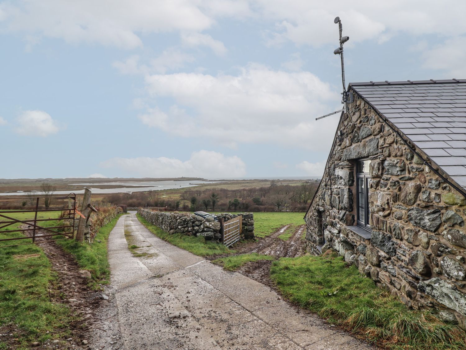 Gaerau Bach in Llanbedr. Hot tub. Woodburning stove. Freestanding bath. Pet-friendly. Open plan