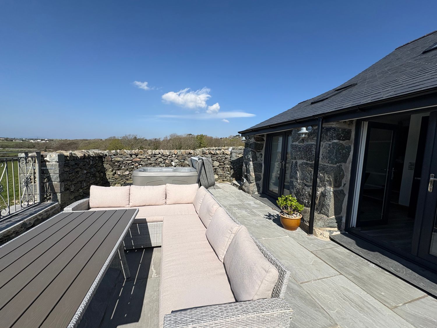 Gaerau Bach in Llanbedr. Hot tub. Woodburning stove. Freestanding bath. Pet-friendly. Open plan