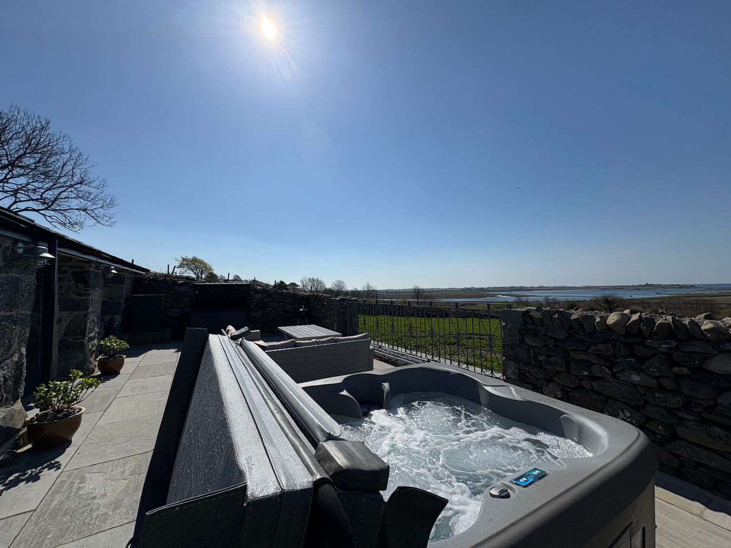 Gaerau Bach in Llanbedr. Hot tub. Woodburning stove. Freestanding bath. Pet-friendly. Open plan