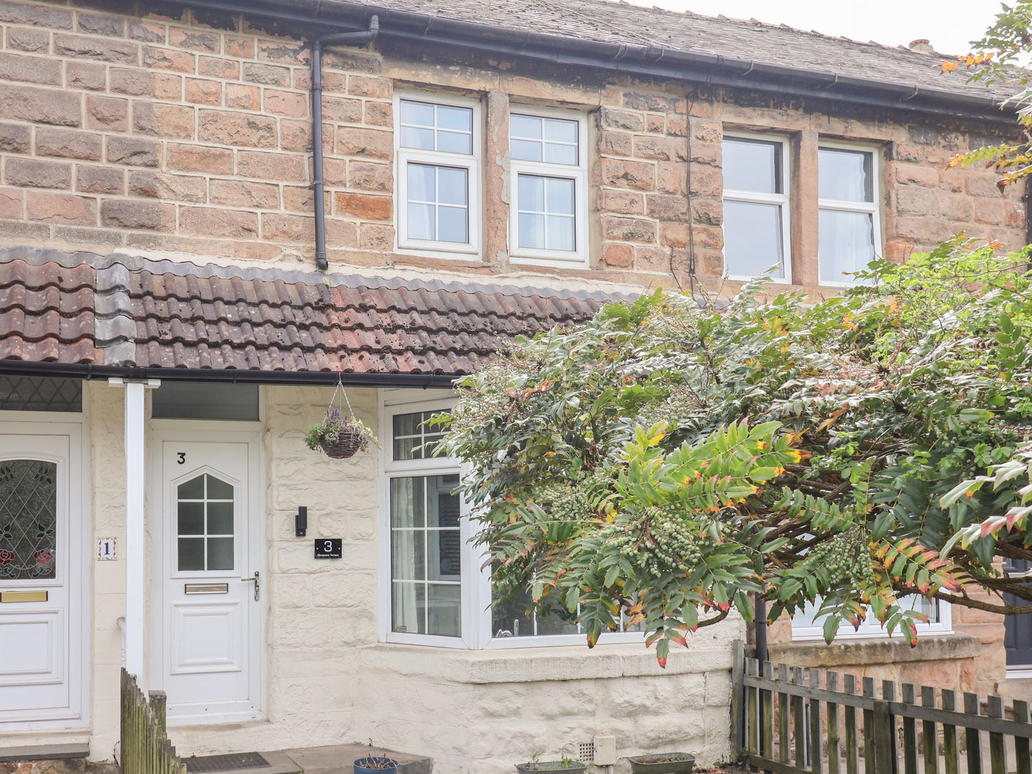 3 Glendowne Terrace in Harrogate, North Yorkshire. Smart TV. Off-road parking. Gravelled courtyard.