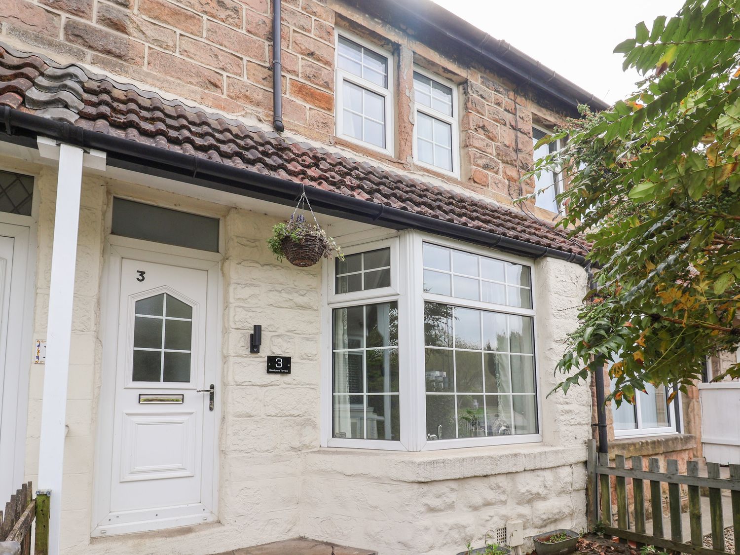 3 Glendowne Terrace in Harrogate, North Yorkshire. Smart TV. Off-road parking. Gravelled courtyard.