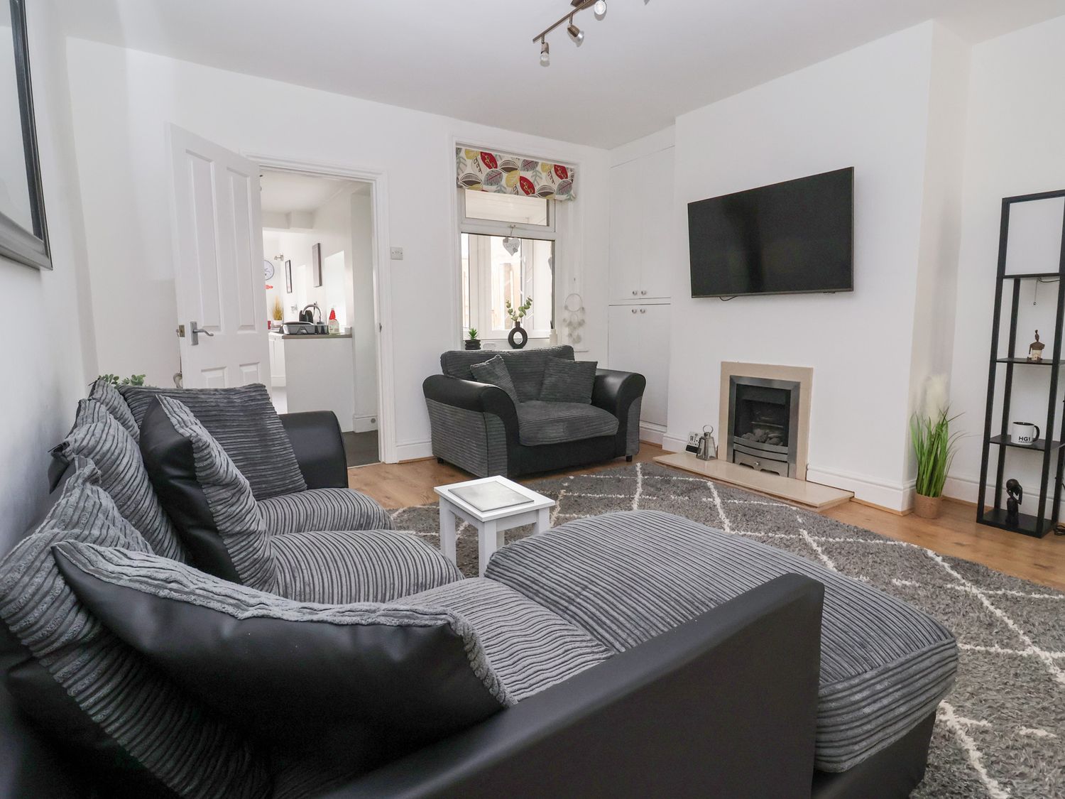 3 Glendowne Terrace in Harrogate, North Yorkshire. Smart TV. Off-road parking. Gravelled courtyard.