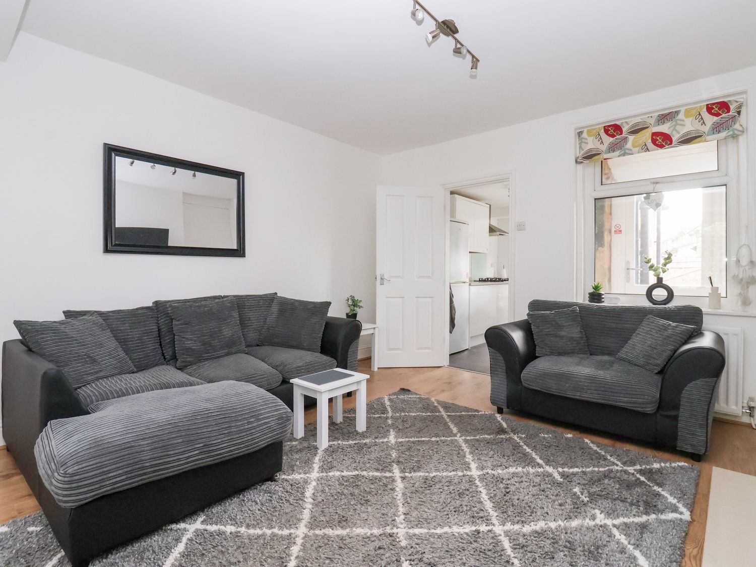 3 Glendowne Terrace in Harrogate, North Yorkshire. Smart TV. Off-road parking. Gravelled courtyard.