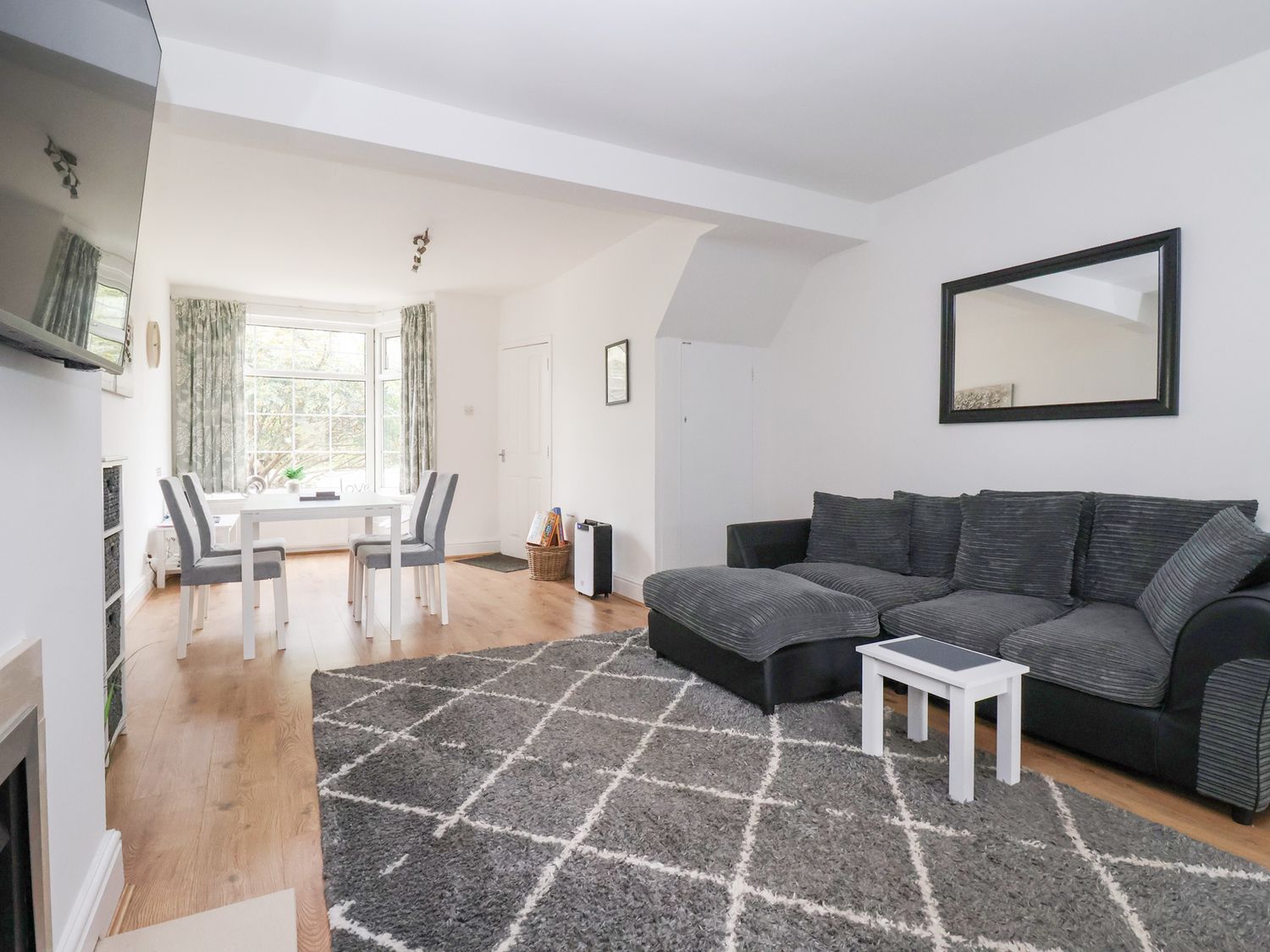 3 Glendowne Terrace in Harrogate, North Yorkshire. Smart TV. Off-road parking. Gravelled courtyard.