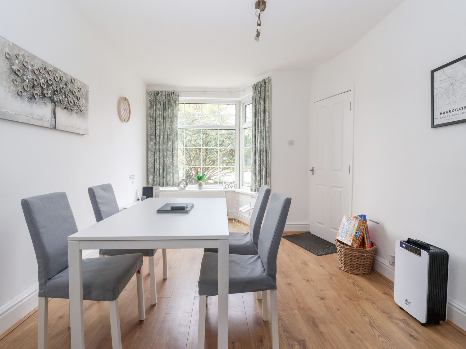 3 Glendowne Terrace in Harrogate, North Yorkshire. Smart TV. Off-road parking. Gravelled courtyard.
