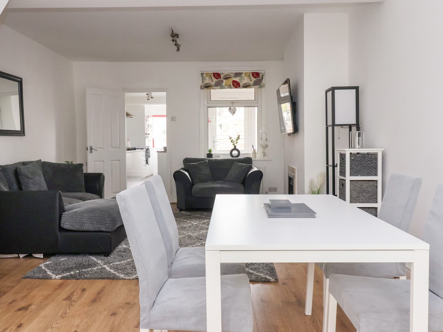 3 Glendowne Terrace in Harrogate, North Yorkshire. Smart TV. Off-road parking. Gravelled courtyard.