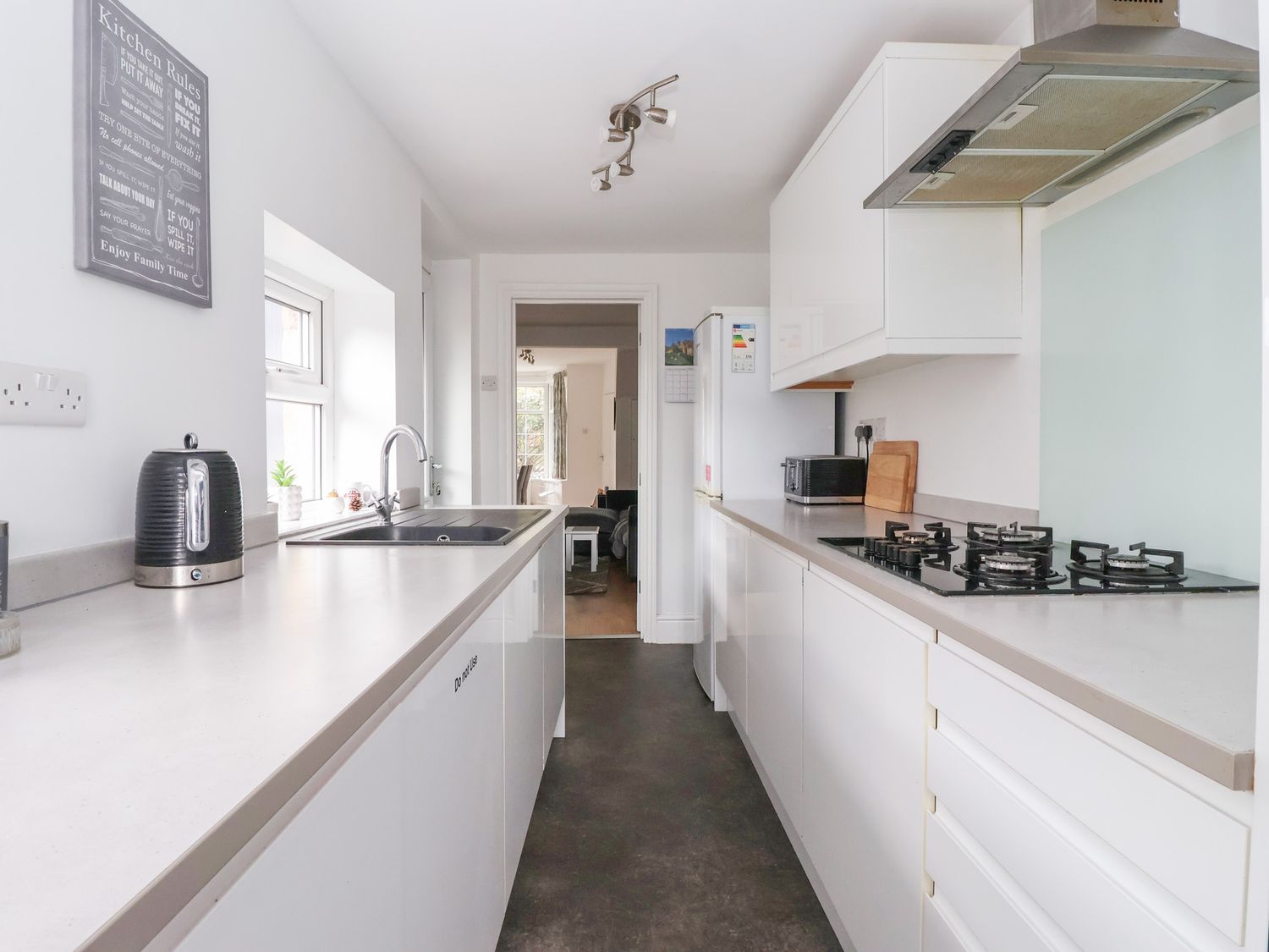 3 Glendowne Terrace in Harrogate, North Yorkshire. Smart TV. Off-road parking. Gravelled courtyard.
