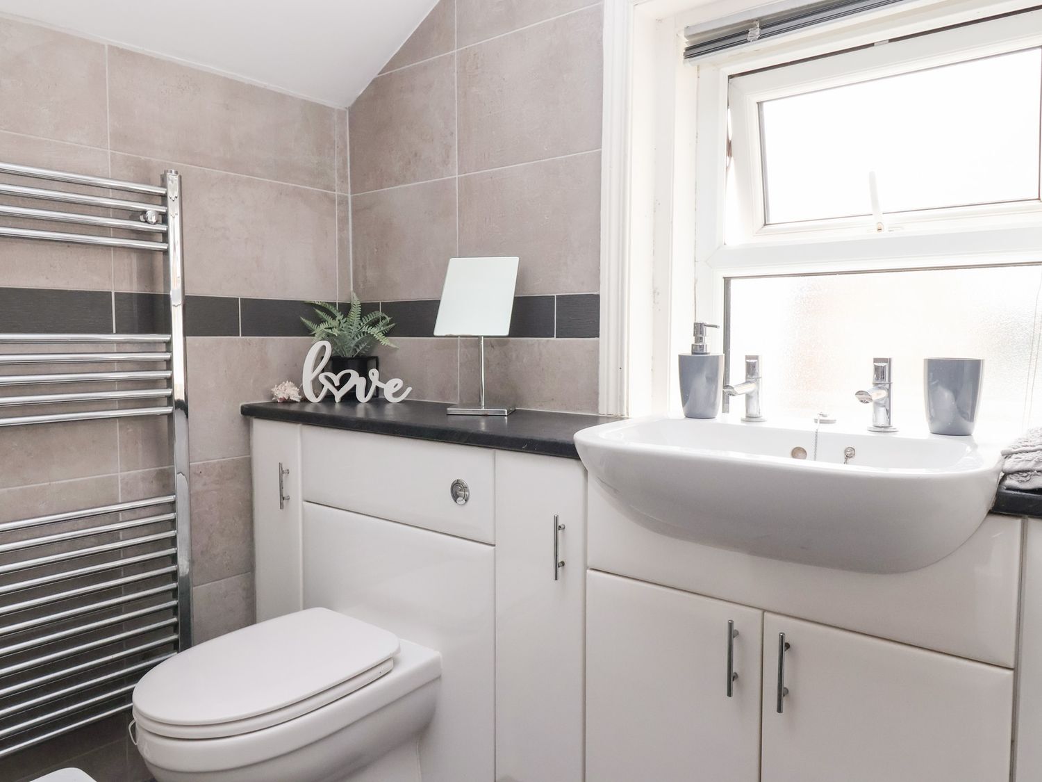3 Glendowne Terrace in Harrogate, North Yorkshire. Smart TV. Off-road parking. Gravelled courtyard.