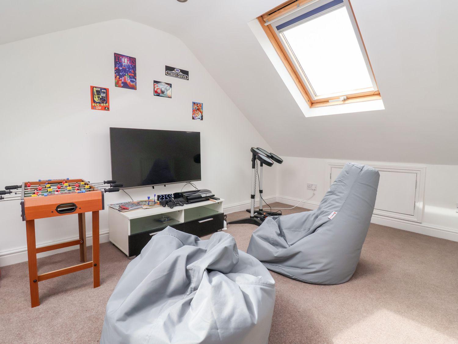 3 Glendowne Terrace in Harrogate, North Yorkshire. Smart TV. Off-road parking. Gravelled courtyard.