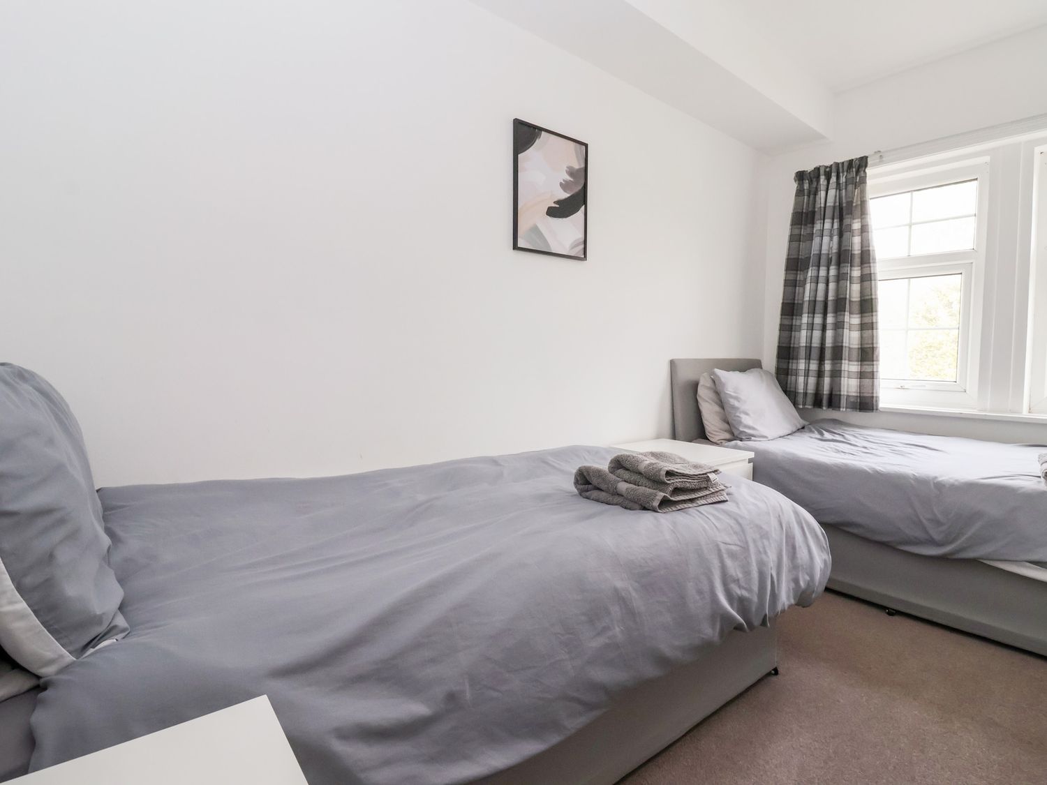 3 Glendowne Terrace in Harrogate, North Yorkshire. Smart TV. Off-road parking. Gravelled courtyard.