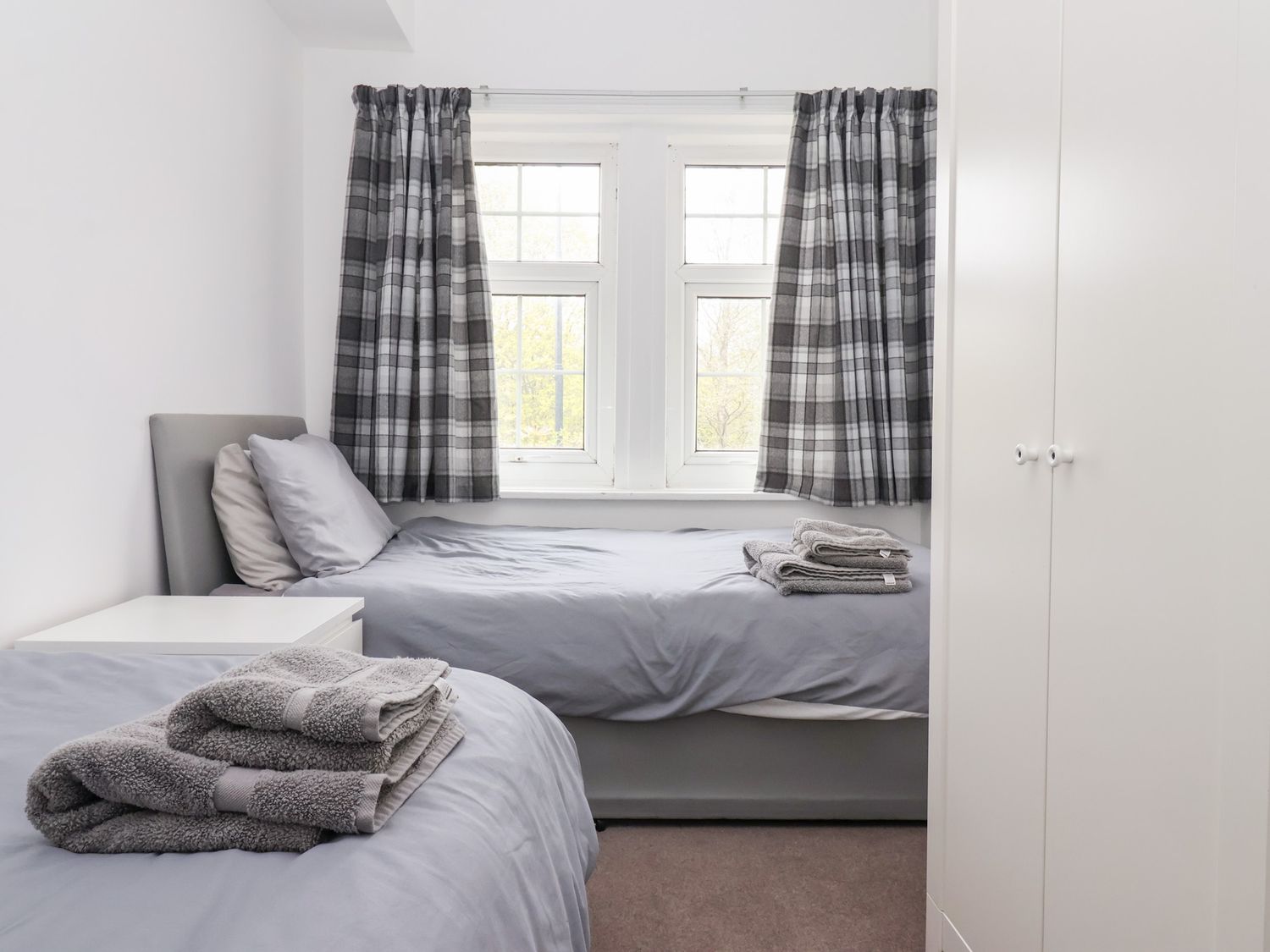 3 Glendowne Terrace in Harrogate, North Yorkshire. Smart TV. Off-road parking. Gravelled courtyard.