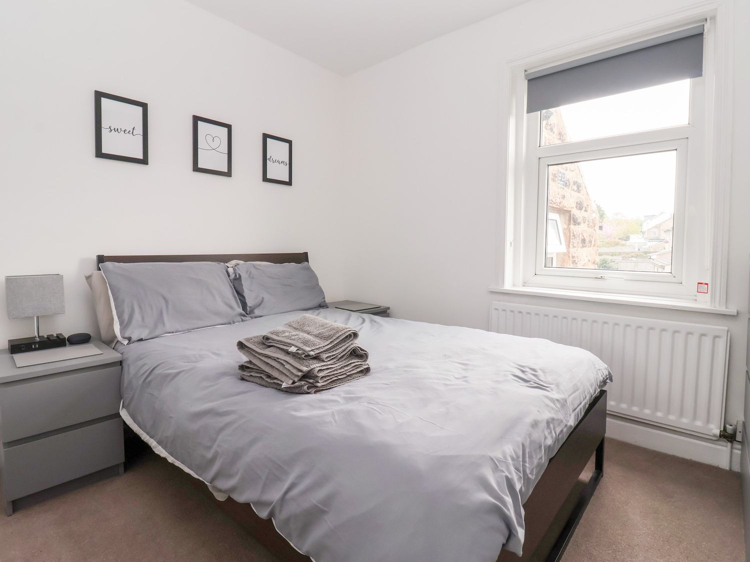 3 Glendowne Terrace in Harrogate, North Yorkshire. Smart TV. Off-road parking. Gravelled courtyard.